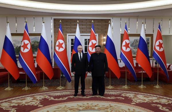 Le dirigeant nord-coréen Kim Jong Un (à droite) et le président russe Vladimir Poutine posent après une cérémonie de bienvenue sur la place Kim Il Sung à Pyongyang, le 19 juin 2024.