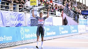 Mathieu van der Poel à l'arrivée de Paris-Roubaix, le 13 avril 2025.