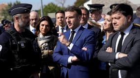 Le président Emmanuel Macron (c) et le maire de Marseille Benoît Payan  (d) rencontrent des policiers lors d'une visite à la cité de La Castellane, le 19 mars 2025 à Marseille. 