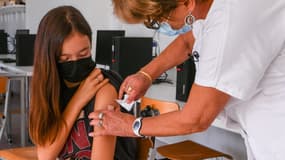 Une adolescente reçoit une dose de vaccin Pfizer BioNTech contre le Covid-19 au collège Bernard de Ventadour à Privas, dans le sud-est de la France, le 6 septembre 2021.
