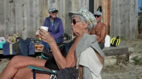 Une groupe de retraités corses profite du soleil sur une plage d'Ajaccio, en Corse-du-Sud