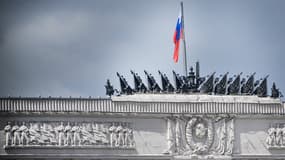 Le drapeau russe flotte au-dessus du ministère de la Défense à Moscou le 14 mai 2024