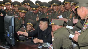 Le dirigeant nord-coréen Kim Jong-un consulte un ordinateur, en avril 2014, à Pyongyang. (photo d'illustration)