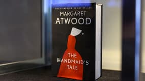 Un exemplaire du livre "The Handmaid's Tale", en édition limitée incombustible, vendue aux enchères, le 3 juin 2022