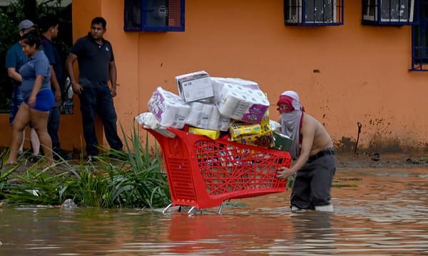 Un pillard transporte un chariot rempli de marchandises volées dans un supermarché après le passage de l'ouragan Otis à Acapulco, dans l'État de Guerrero, au Mexique, le 25 octobre 2023.