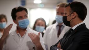Le président Emmanuel Macron en déplacement le 22 avril 2021 à l'hôpital Foch de Suresnes