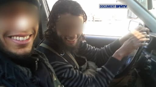 Des jihadistes francophones en Syrie, qui se sont filmés avec leurs propres téléphones portables à la mi-février.