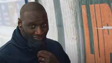 Omar Sy en colleur d'affiche pour la promo de Lupin, série Netflix dont il est le héros