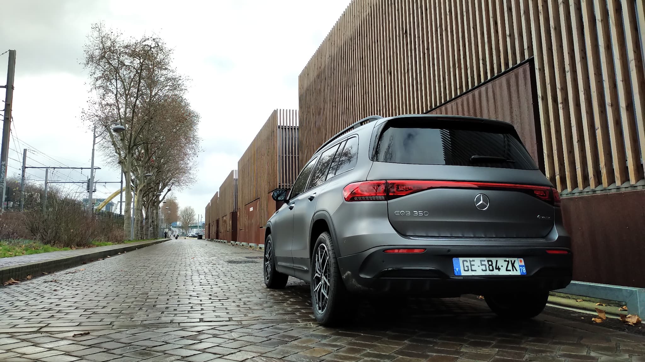 Sous le capot l'équivalent de 292 chevaux en mode tout électrique. Sous le capot l'équivalent de 292 chevaux en mode tout électrique.