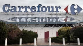 La location-gérance permet à Carrefour de rester propriétaire du magasin -contrairement à une franchise- et nécessite moins de mise de fonds initiale de la part du repreneur.

