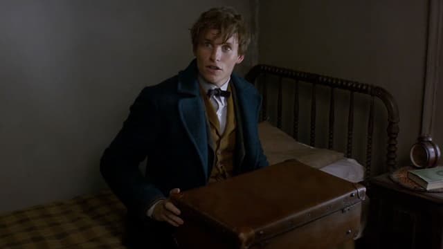 Eddie Redmayne dans Les animaux fantastiques, tiré de l'oeuvre de J. K. Rowling, l'auteur de Harry Potter.