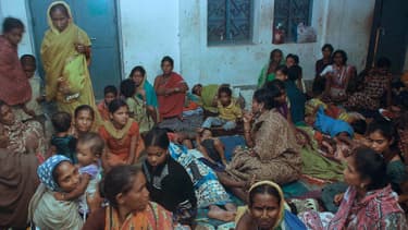 Des habitants réfugiés dans un abri en attendant le passage du cyclone près de Gopalpur, en Inde
