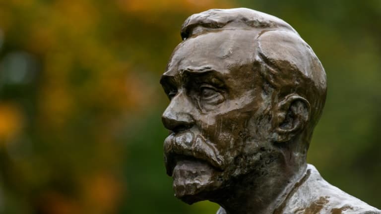 Le buste d'Alfred Nobel dans le jardin du manoir Bjoerkborn, où il passait ses étés à la fin de sa vie, à Karlskoga (Suède), le 16 septembre 2021