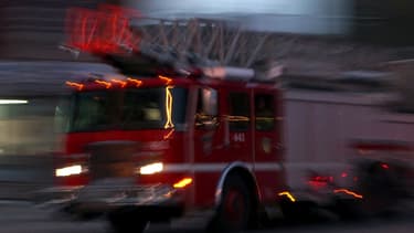 Il a fallu une cinquantaine de pompiers pour maîtriser le feu, en un peu moins d'une heure (photo d'illustration).