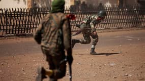 Soldats maliens cherchant à se mettre à couvert lors de combats avec des islamistes présumés à Gao. Les forces françaises et maliennes ont affronté jeudi des djihadistes présumés dans les rues de Gao, la plus grande ville du nord du Mali, tandis qu'une vo