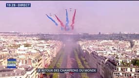 Le bus des Bleus termine sa descente des Champs-Élysées sous les acclamations et accompagné de la patrouille de France