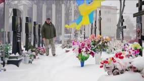 Sergei, soldat ukrainien, rend hommage à ses frères d'armes morts au combat à Soumy, dans le nord-est de l'Ukraine