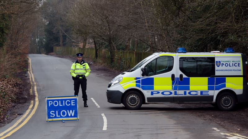 Un policier bloque l'accès à la résidence de Boris Berezovski, à Ascot, en Angleterre, dimanche 24 mars.