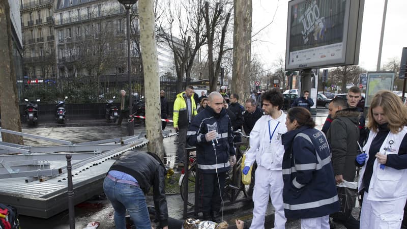 La chute d'un panneau publicitaire sur un couple à Paris, lundi.