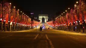 Dans la capitale, la consommation et la vente d'alcool dans des lieux "traditionnellement très fréquentés" comme les Champs-Elysées, seront proscrites dès 18h le 31 décembre.