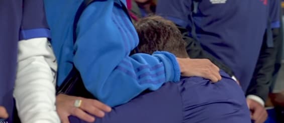 Le capitaine des Bleus Antoine Dupont avec sa famille après l'élimination en quart de finale de la Coupe du monde de rugby, 15 octobre 2023