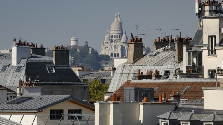 La basilique du Sacré-Cœur et des toits de zinc lors d'une vague de chaleur à Paris, le 7 septembre 2023. Photo d'illustration