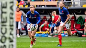 Lina Queyroi et Emilie Boulard avec le XV de France féminin en mars 2024