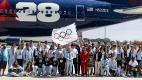 Le drapeau olympique à son arrivée sur le tarmac de l'aéroport de Los Angeles, ce lundi 12 août 2024.