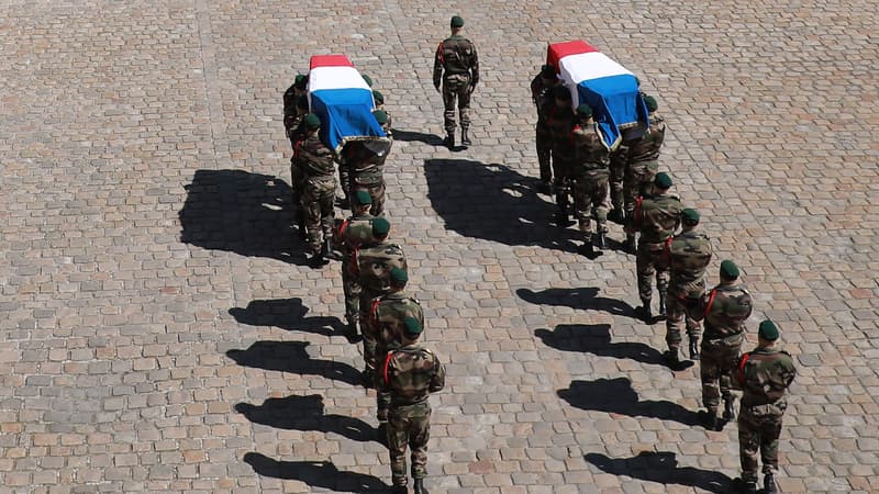Les cercueils des eux militaires arrivent aux Invalides