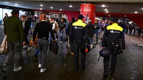 La police néerlandaise et des supporters avant Ajax-OM, à Amsterdam le 21 septembre 2023