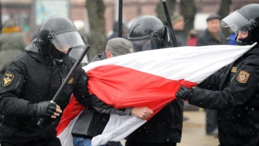 Interpellation par la police biélorusse lors de manifestations à Minsk, le 25 mars 2017 Interpellation par la police biélorusse lors de manifestations à Minsk, le 25 mars 2017