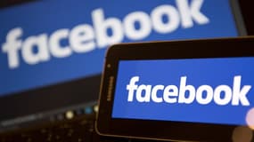Le logo de Facebook capturé sur l'écran d'un smartphone et d'un ordinateur (image d'illustration)
