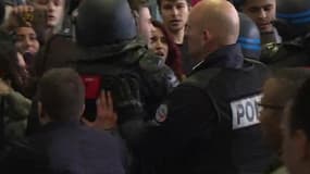 Université de Nanterre: les CRS interviennent pour déloger des manifestants