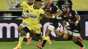 L'arrière japonais de Clermont, Kotaro Matsushima, court ballon à la main lors du match de rugby contre le Stade toulousain au stade Michelin de Clermont-Ferrand, dans le centre de la France, le 6 septembre 2020
