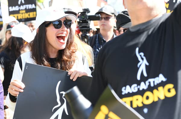 Fran Drescher, la "Nounou d'enfer", est le visage de la grève des acteurs américains.
