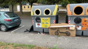 Des déchets devant les bennes à Tarare