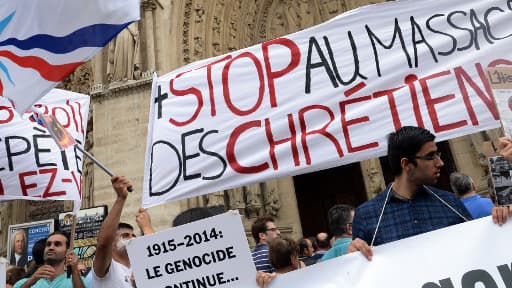 Manifestation de soutien aux chrétiens d'Irak devant la cathédrale Notre-Dame de Paris, dimanche 27 juillet 2014.