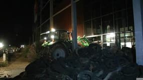 Crise des éleveurs: "nuit de détresse" dans le Sud, les supermarchés visés