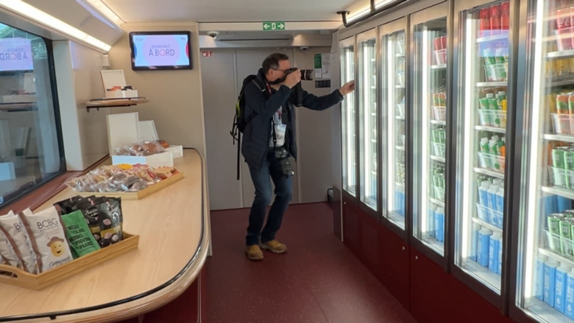 L'espace libre service dans la voiture Bistro du nouveau TGV M