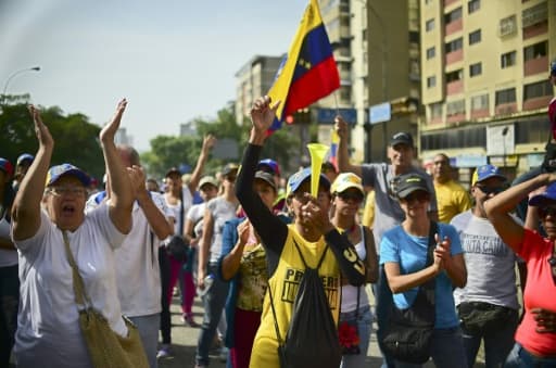 Des manifestants vénézuéliens opposés au président Nicolas Maduro se rassemblent à Caracas, le 19 avril 2017 Des manifestants vénézuéliens opposés au président Nicolas Maduro se rassemblent à Caracas, le 19 avril 2017