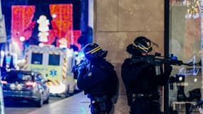 Des policiers près du marché de Noël de Strasbourg après un attentat, le 11 décembre 2018