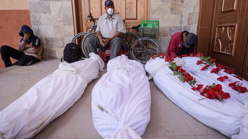 Les Palestiniens pleurent les corps de leurs proches après qu'ils aient été déterrés dans l'hôpital Nasser de Khan Yunis, dans le sud de la bande de Gaza, le 21 avril 2024, alors que les combats se poursuivent entre les militants du Hamas et les forces israéliennes dans le territoire palestinien assiégé.