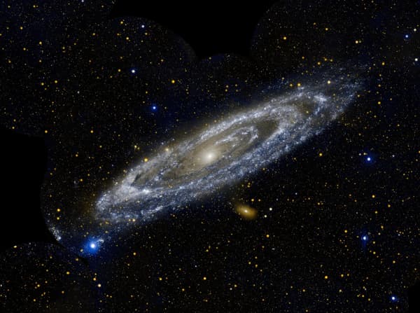 Située à 2,55 millions d'années-lumière du Soleil, la galaxie d'Andromède ou M31 est notre voisine en comparaison avec la galaxie M51. 