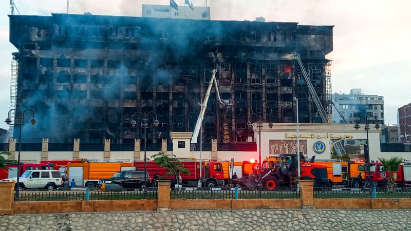 Des pompiers tentent d’éteindre un incendie au siège de la police à Ismaïlia, le 2 octobre 2023, ayant fait au moins 38 blessés, selon les sources de sécurité.