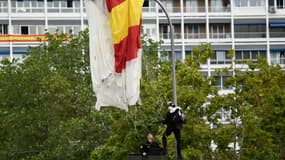 Un parachutiste heurte un lampadaire en plein défilé militaire à Madrid en Espagne, le 12 octobre 2019