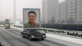 Une limousine surmontée d'un portrait géant du défunt numéro un nord-coréen Kim Jong-il précède l'immense convoi funéraire qui parcourait Pyongyang mercredi à l'occasion des funérailles de l'ancien dirigeant, mort le 17 décembre. /Image diffusée le 28 déc