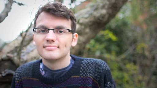 Angleterre: Stephen Sutton, 19 ans, est mort d'un cancer de l'intestin.