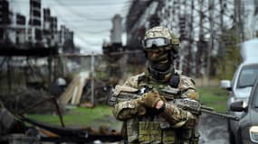 Un soldat russe devant une centrale électrique près de la ville de Shchastya dans le sud-est de l'Ukraine lors d'une visite du site organisée par l'armée russe, le 13 avril 2022