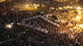 Des manifestants anti-Morsi sur la place Tahrir vendredi. Les religieux d'Al Azhar ont évoqué vendredi le risque de "guerre civile" en Egypte où partisans et opposants de Morsi se sont affrontés, à Alexandrie, provoquant la mort de deux personnes, dont un