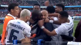 La folle célébration de Cecilio Waterman avec Thierry Henry lors du match Etats-Unis-Panama (0-1, Ligue des Nations de la Concacaf), le 20 mars 2025